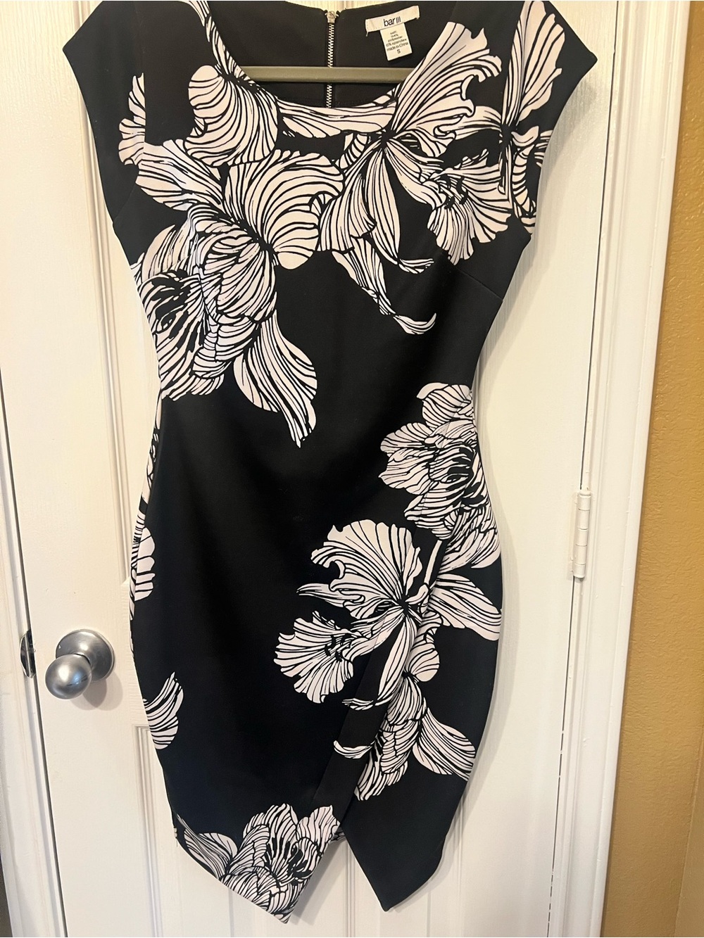Bar III Black and White Floral Tulip Hem Sheath Dress, Size Small